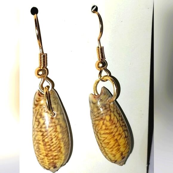 Beautiful seashell dangle earrings for girls and women - Picture 3 of 7